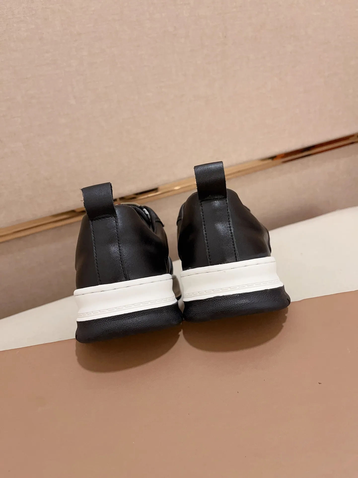 Men's shoes💰: 400💰🇮🇹🇮🇹The counters are synchronized with BURBERRY's top purchasing agents🔍🔍Synchronized sales. Positive code number: 38-44. Italian imported cowhide with official website fabric. Fully imported sheepskin lining, sole: original sole provided by the original factory, exclusive movable molded sole, super comfortable, original factory follow-up goods, 🔍🔍high quality, you can enter and leave the counter at will, welcome to compare (can be customized 45)